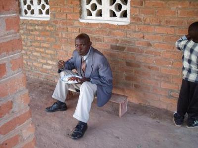 Chief Chimojimoji beim Essen